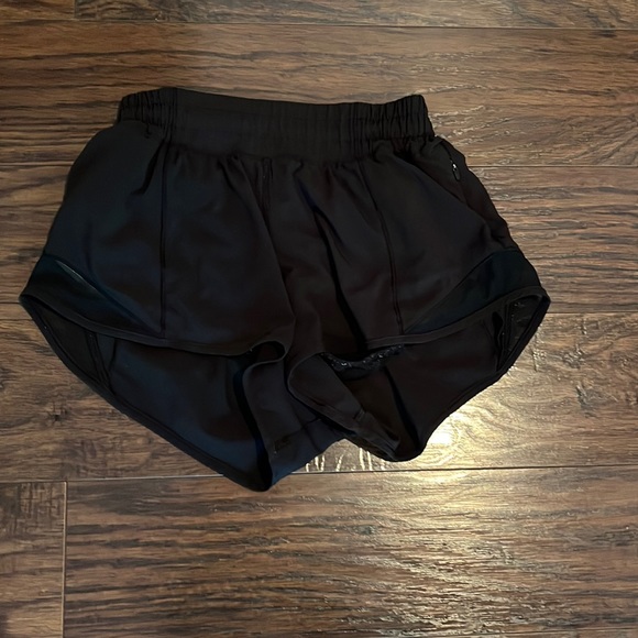 Black Lululemon 2.5” Hotty Hot Shorts - Picture 1 of 4